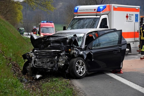 Die Fahrer beider Fahrzeuge mussten mit Rettungshubschraubern aus Gießen und Göttingen in Kliniken geflogen werden.