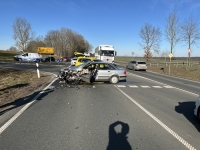 Bei einem Unfall auf der B 252 bei Korbach kollidiert ein Audi mit einem Mercedes Vito samt Anhänger.