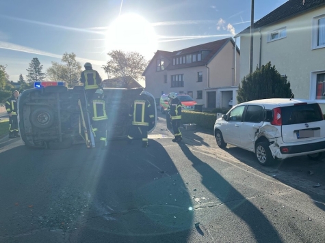 Nach dem Unfall am 27. April 2026 kippte der Bulli auf die linke Fahrzeugseite.