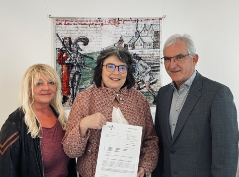 Erster Kreisbeigeordneter Karl-Friedrich Frese überreicht einen Förderbescheid über 325.000 Euro an Bürgermeisterin Barbara Eckes (rechts) und Marion Schultz,  Sachbearbeitung Kindertagesstätten in Frankenberg (links), für den Umbau und die Erweiterung der Kita Röddenau.