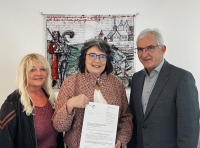 Erster Kreisbeigeordneter Karl-Friedrich Frese überreicht einen Förderbescheid über 325.000 Euro an Bürgermeisterin Barbara Eckes (rechts) und Marion Schultz,  Sachbearbeitung Kindertagesstätten in Frankenberg (links), für den Umbau und die Erweiterung der Kita Röddenau.