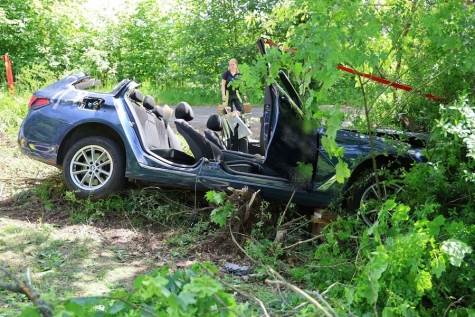 Für den Beifahrer erfolgte eine schonende Rettung, nachdem die Feuerwehr das Dach des BMW entfernt hatte.