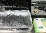 Eine Waffe, Munition, Bargeld und Kokain fanden Beamte des Zolls im Gepäck eines Taxireisenden.