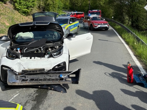 Beim BMW als E-Fahrzeug trennten die Einsatzkräfte das Hochvoltsystem und kontrollierten den Akku mit einer Wärmebildkamera.