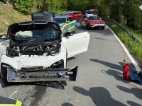Beim BMW als E-Fahrzeug trennten die Einsatzkräfte das Hochvoltsystem und kontrollierten den Akku mit einer Wärmebildkamera.