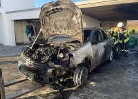 In Diemelsee-Adorf ereignete sich am 9. Dezember ein Fahrzeugbrand unter einem Carport - das Feuer griff auf eine angrenzende Hecke über, konnte aber rechtzeitig gelöscht werden.