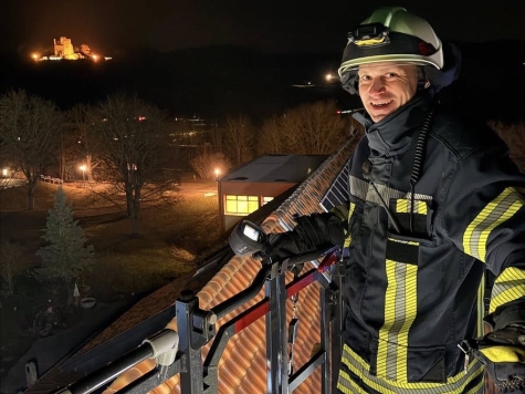Zur Kontrolle von oben kam am 9. Februar 2026 eine Hubarbeitsbühne am Schornstein zum Einsatz.