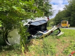 Die Feuerwehr musste die Windschutzscheibe und das Dach abtrennen, um die Frau zu befreien.