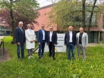 Gerd Brückmann (4.v.l.) wird künftig die Krankenhausfusion als Transformationsmanager mit begleiten. Der Erste Kreisbeigeordnete Karl-Friedrich Frese, die Geschäftsführerin des Kreiskrankenhauses Frankenberg Margarete Janson, Landrat Jürgen van der Horst, Korbachs Bürgermeister Stefan Kieweg und der Geschäftsführer des Korbacher Krankenhauses Sassan Pur (v.l.n.r.) heißen ihn herzlich willkommen.
