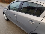 Dieser Opel wurde in der Marker Breite angefahren und beschädigt - die Polizei sucht Zeugen der Unfallflucht.