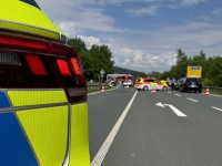 Feuerwehr und Polizei sicherten die Unfallstelle – die L3214 war bis zum Abend gesperrt.