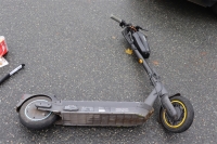 Elektrokleinstfahrzeuge wie E-Scooter gelten als motorisierte Fahrzeuge. Für Fahrerinnen und Fahrer gelten – ähnlich wie beim Auto – die Vorschriften zur Fahrtüchtigkeit, etwa zu Alkohol- und Drogeneinfluss.