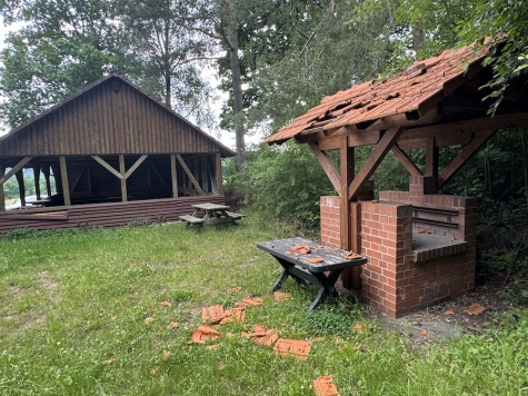 Die Grillstation in Willersdorf wurde durch herabgeworfene Backsteine beschädigt – rund 20 Dachziegel zerbrachen.