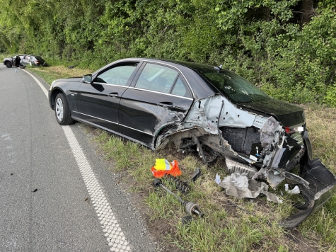 Deutlich sichtbar sind die massiven Verformungen am Heck des Mercedes, der von der Fahrbahn geschleudert wurde – im Hintergrund der ebenfalls beschädigte VW Polo.