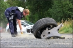 Die Tr&uuml;mmerteile lagen nach dem schweren Unfall weit verbreitet umher. 