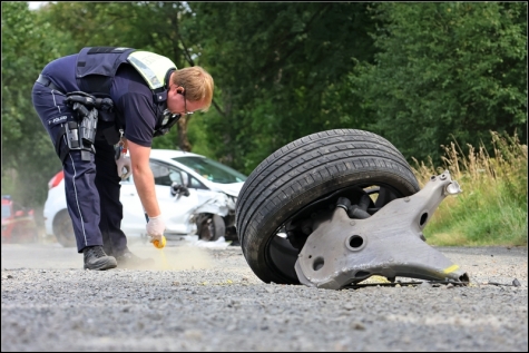 Die Trümmerteile lagen nach dem schweren Unfall weit verbreitet umher. 
