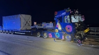 Zwei Lastwagen stießen am 3. August 2026 auf der A 44 zwischen Warburg und Breuna zusammen.