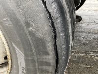 Auf dem Messeplatz in Marburg entdeckten die Verkehrsexperten an einem weiteren Sattelzug einen deutlich beschädigten Hinterreifen.