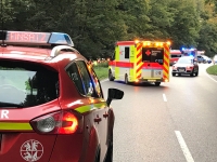 Einsatzkräfte bargen die im Auto eingeklemmte Frau und brachten sie in ein Krankenhaus.