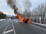 Auf der Landesstra&szlig;e 837 stand am Samstag, den 31.01.2026, ein Pkw in Vollbrand, nachdem der Fahrer zuvor die Autobahn 44 verlassen hatte.