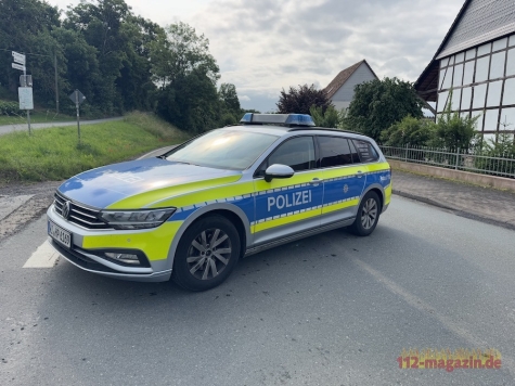 Die Polizei bittet um Hinweise. Nach dem Unfall am 19. April 2026 blieb der weiße Mercedes SUV auf dem Dach liegen.