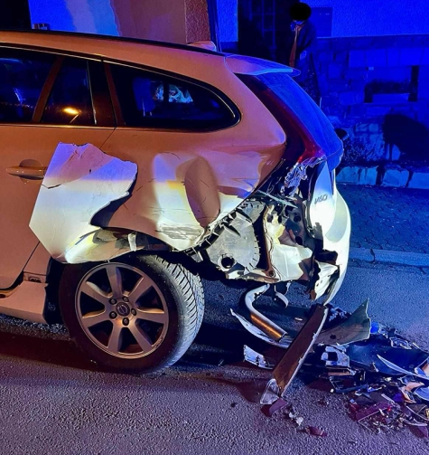 Der Volvo war am Straßenrand geparkt und wurde schwer beschädigt. 