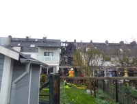 Die Feuerwehr Kassel war heute Vormittag bei einem Dachstuhlbrand in der Schwabstraße im Einsatz - der Dachstuhl eines Reihenmittelhauses wurde dabei zum größten Teil zerstört.