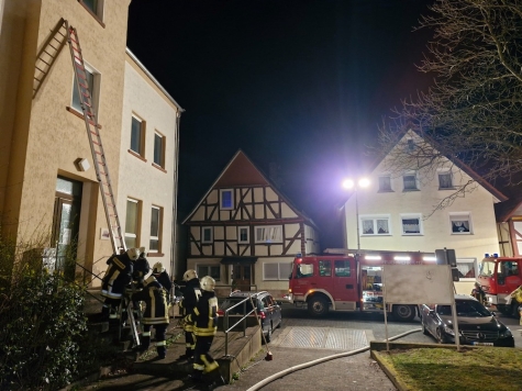 Bei einer Übung in Waldeck trainierte die Feuerwehr Sachsenhausen das Vorgehen in verrauchten Gebäuden.