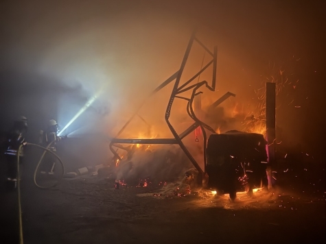 Unter der Einsatzleitung von Stadtbrandinspektor Kai Wiebusch bleiben die Flammen auf den vorderen Hallenabschnitt begrenzt; Personen befanden sich nicht im Objekt.