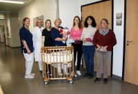 Von Links nach rechts: Stationsmanagerin Katharina Völlmecke, leitenden Oberärztin und kommissarische Leitung Abteilung Gynäkologie/Geburtshilfe Gabriele Schalk, Patientin Inga Huthwelker, Pflegefachkraft Angela Garthe mit Tamme, Spenderin Ramona Heybeck, Gabriele Reinbott und Ilona Althaus.