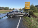 Ein Audi kam am 10. Oktober 2026 auf der B 252 von der Fahrbahn ab und landete in einem Feld.