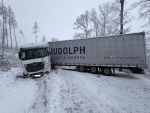 Stundenlang blockierte der querstehende Auflieger am Donnerstag, den 29.01.2026, die gesamte Fahrbahn der Bundesstraße 253 zwischen Laisa und Eifa.