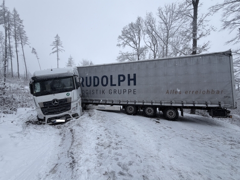 Stundenlang blockierte der querstehende Auflieger am Donnerstag, den 29.01.2026, die gesamte Fahrbahn der Bundesstraße 253 zwischen Laisa und Eifa.