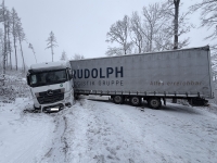Stundenlang blockierte der querstehende Auflieger am Donnerstag, den 29.01.2026, die gesamte Fahrbahn der Bundesstraße 253 zwischen Laisa und Eifa.