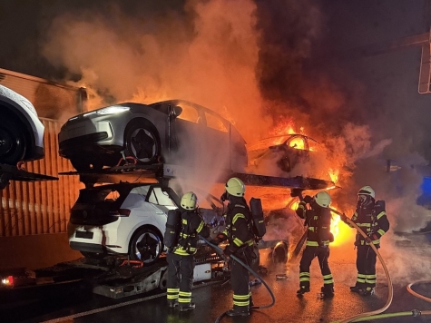 Ein mit Elektrofahrzeugen beladener Autotransporter geriet am 5. Januar 2026 auf der A7 bei Lohfelden in Brand und löste einen nächtlichen Großeinsatz aus.