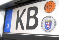Die Polizei in KOrbach sucht Zeugen einer Unfallflucht - Teile des Kennzeichens sind bekannt. 