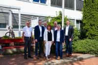 Bildunterschrift: Ein starkes Zeichen für die interkommunale Zusammenarbeit: Die Bürger- meister von Burgwald, Hatzfeld, Battenberg und Allendorf nahmen die offizielle Genehmi- gung für den neuen Gemeindeverwaltungsverband von Landrat Jürgen van der Horst und  Sabine Saure (Kommunalaufsicht) entgegen. Im Bild (v. l.): Lothar Koch, Jürgen van der Horst, Dirk Junker, Carmen Möller, Christian Klein, Sabine Saure und Carsten Schäfer.