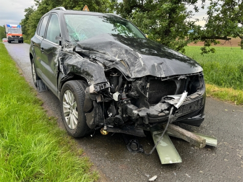 Dieser Tiguan wurde am 1. Juni 2024 nach einer Kollision mit einer Bahn völlig zerstört.