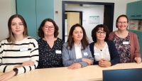 Das Team der Kinderarztpraxis. In der Mitte Malakeh Dali, Fachärztin für Kinder- und Jugendmedizin.