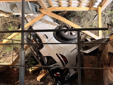 Am 8. Dezember 2025 stürzte ein Opel Frontera 25 Meter in die Tiefe.