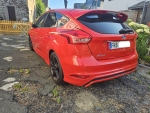 An einem roten Ford Focus ST-Line entstand bei einem mutmaßlichen Parkrempler in Frankenberg ein Schaden von rund 1500 Euro.