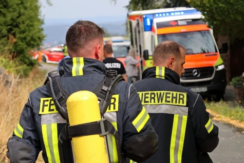 Bei einem Brand in einem Einfamilienhaus in Neuludwigsdorf ist am 19. August 2026 eine 56-jährige Frau ums Leben gekommen.