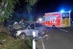 Der Audi prallte am Feudinger Ortseingang gegen einen Baum. Der Fahrer wurde lebensgefährlich verletzt. 