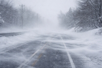Massive Schneeverwehungen machen ein Durchkommen auf der Strecke zwischen Berndorf und Helmscheid derzeit unmöglich und erfordern eine Vollsperrung.