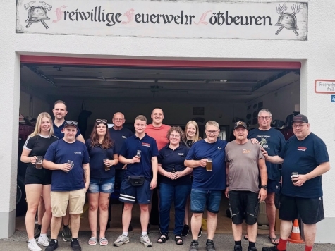 Die Dainroder Feuerwehrleute mit Axel Schneider und Andreas Baum von der Feuerwehr Lötzbeuren, zweiter und dritter von rechts.