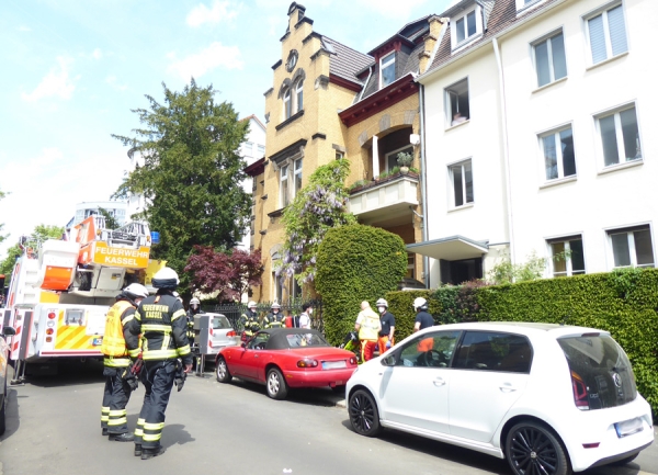 In den Mittagsstunden gingen am Mittwoch (11. Mai 2022) mehrere Notrufe bei der Leitstelle der Feuerwehr Kassel ein. In einem Wohgebäude in der Lassallestraße wurde von aufmerksamen Anwohnern eine Rauchentwicklung wahrgenommen.
