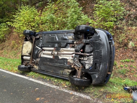Ein VW Polo kam am 8. Oktober 2026 zwischen Vöhl und Herzhausen von der Fahrbahn ab.