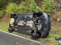 Ein VW Polo kam am 8. Oktober 2026 zwischen Vöhl und Herzhausen von der Fahrbahn ab.
