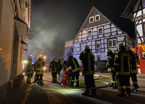 In der Nacht zu Montag (21. März 2022) wurden die Löschgruppen Bruchhausen, Elleringhausen und der Löschzug Bigge-Olsberg zu einem Wohnungsbrand in Bruchhausen über Sirenen und Meldeempfänger alarmiert.
