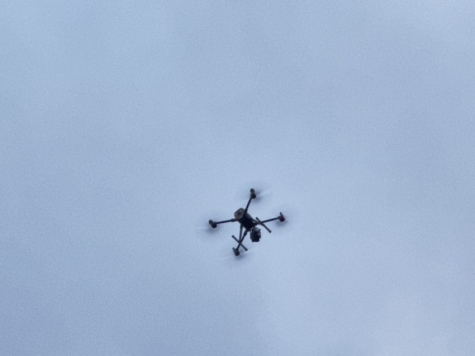 Eine Drohne wurde am Ostersonntag bei einem unerlaubten Flug über Menschenmenge, Bahnstrecke und Wohngebiet gesichtet.